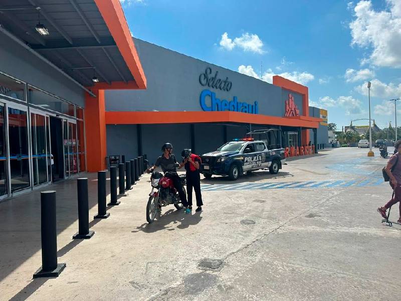 Desalojan tienda departamental de Cancún por conato de incendio