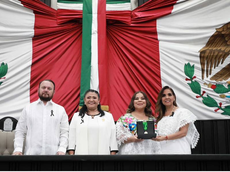 Entregan medalla al mérito “María Cristina Sangri Aguilar”