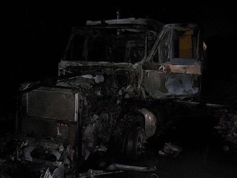 Se incendian dos volquetes en colonia de la periferia de Cancún