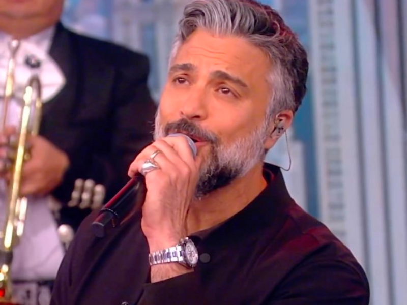 Tunden a Jaime Camil por cantar himno estadounidense en Nascar