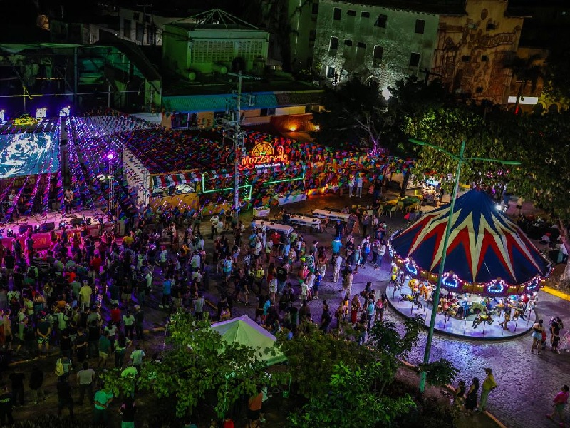 Cancunenses dan vida a la Av. Yachilán en 53 aniversario de la ciudad