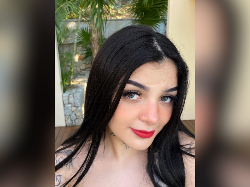 Karely Ruiz responde a críticas por beso con Santa Fe Klan