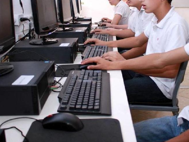 Revisan puntos de conexión de internet en Chetumal 