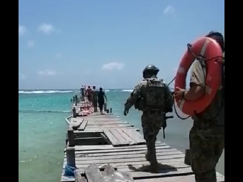 Salvan a dos extranjeros de ahogarse en Mahahual