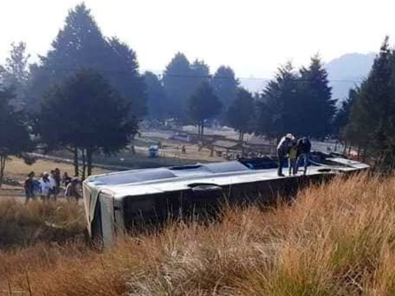 Vuelca camión en la México-Toluca; reportan 4 muertos y 30 lesionados