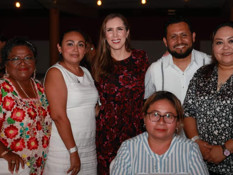 Atenea reconoce el esfuerzo y dedicación del magisterio de Isla Mujeres