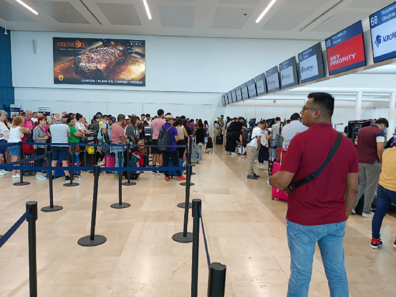 Atiende Profeco a pasajeros varados