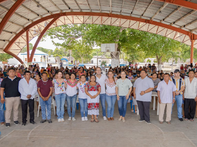 Diego Castañón festeja el día de las madres en la zona maya de Tulum
