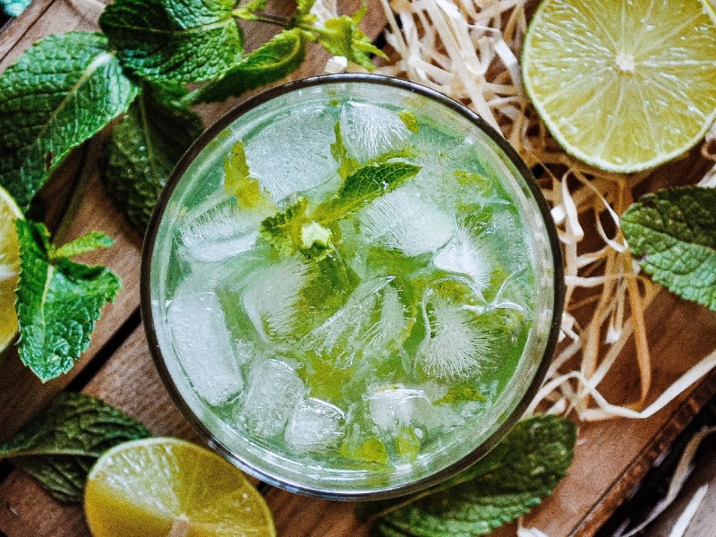 El mojito es un popular cóctel refrescante y tropical originario de Cuba