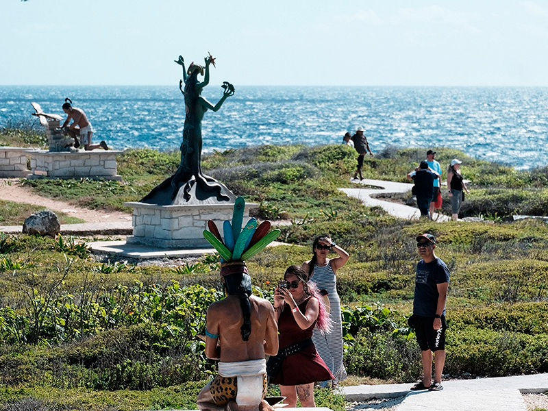 Líder de Agencias de Viajes y titular de la Sectur analizan opciones para el turismo