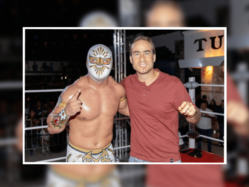 Multitudinaria asistencia en espectáculo de lucha libre en Tulum