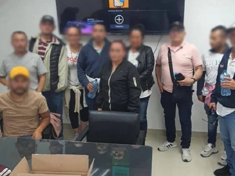 El hallazgo de los colombianos ocurrió tras un operativo en el que participaron elementos de la policía y la fiscalía local, así como de la Comisión Nacional Antisecuestros. Las autoridades no dieron más detalles sobre las circunstancias de su hallazgo ni si fueron víctimas de secuestro. La organización 1800Migrante denunció en su página de Facebook que el rapto habría ocurrido el pasado martes, cuando los colombianos viajaban en un autobús que fue interceptado por presuntos criminales. Según esa versión, un familiar de las víctimas que logró permanecer en el vehículo relató que “la mafia los había bajado” antes de entrar a San Luis Río Colorado. Te podría interesar: Captan a personas agrediendo a un camello en Amatitán De acuerdo con 1800Migrante, los colombianos serían miembros de una misma familia que huyó de su país, donde habían sido “víctimas de actos criminales y amenazas contra su integridad”. La organización aseguró además que se desplazaban en un autobús de una compañía que habría estado involucrada en el secuestro de 63 migrantes de Ecuador, Colombia, Venezuela, Perú, República Dominicana y México. Los integrantes de aquel grupo, que viajaba por Sonora rumbo a la frontera, fueron todos rescatados con vida a finales de abril.