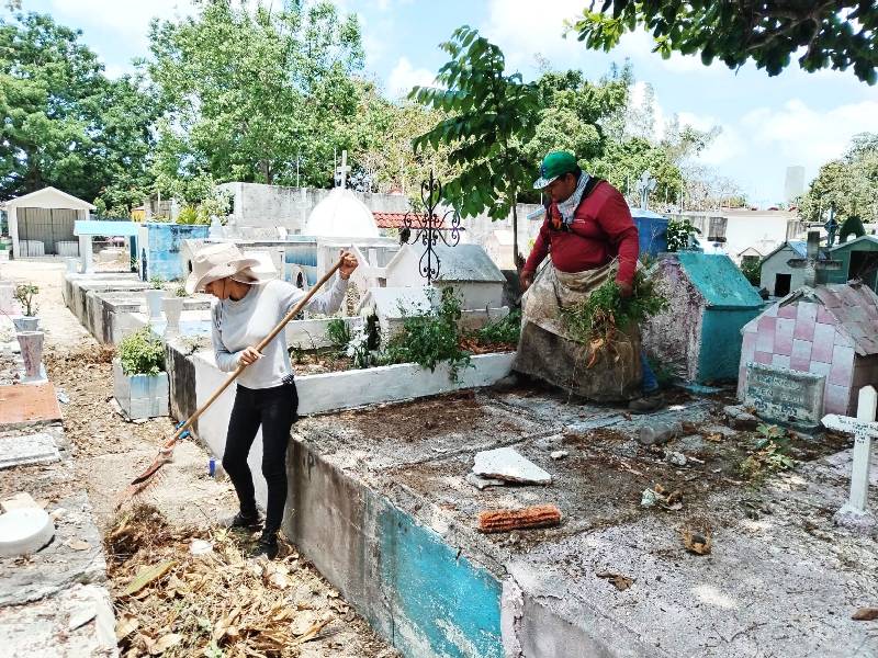 Limpian panteones de Cancún para la conmemoración del día de las madres
