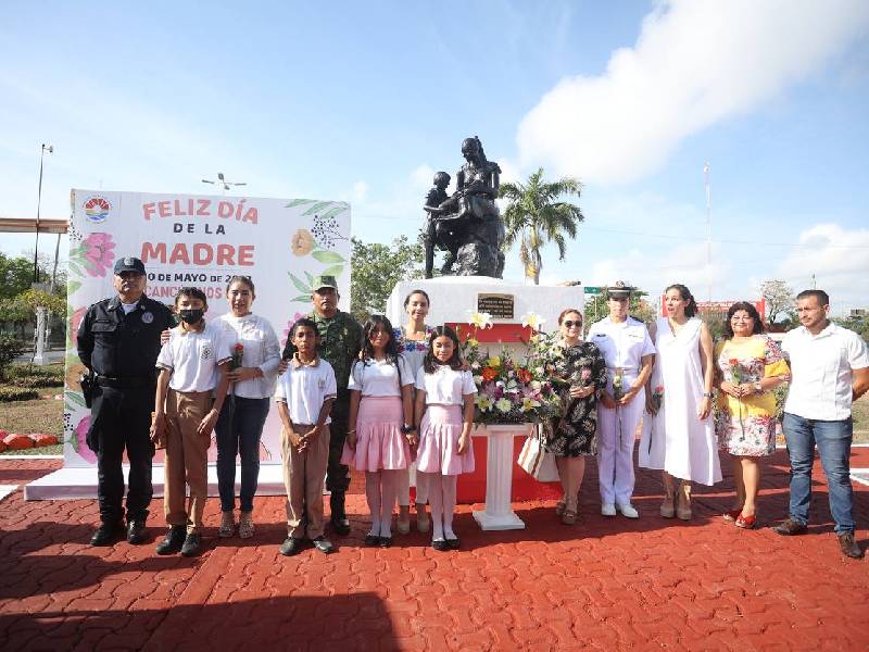 Conmemora Ana Paty Peralta a madres cancunenses en su día 