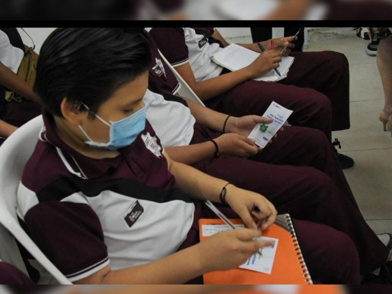 Habrá beca y uniformes para el próximo ciclo escolar 