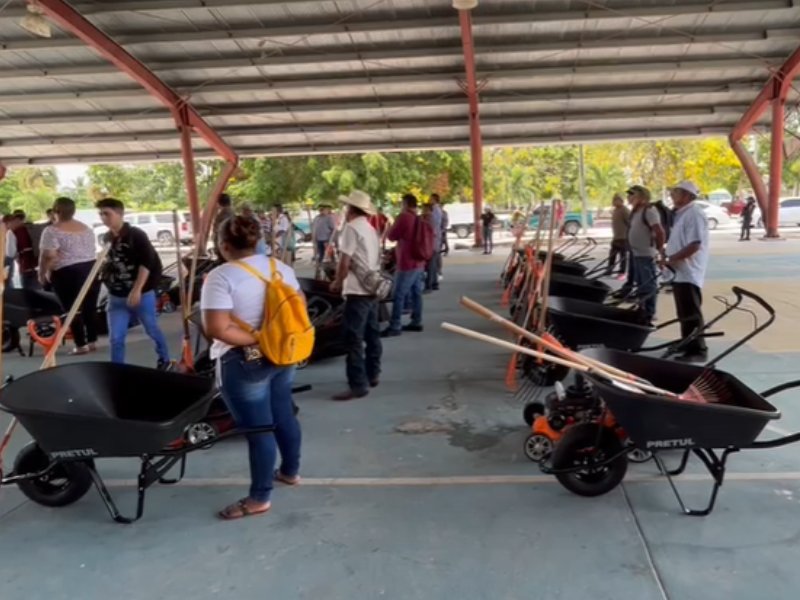 Entrega herramientas Yensunni Martínez a comunidades de OPB