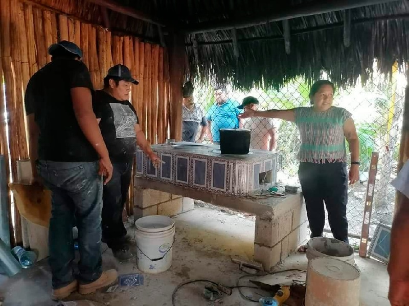 Familias mayas, beneficiadas con estufas ecológicas