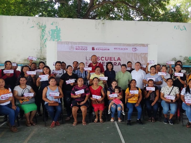 Reparten 369 apoyos en programa "La Escuela es Nuestra"