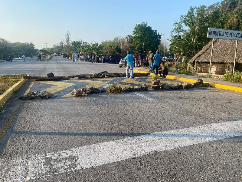 Nuevamente bloquean vía corta a Mérida