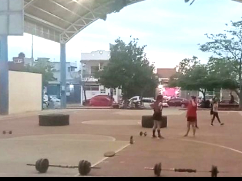 ¡Otro entrenador! Vecinos lo acusan de apropiarse de un parque en Playa del Carmen