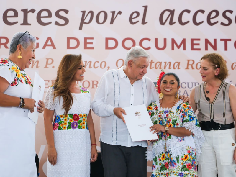 AMLO y Mara Lezama entregan documentos agrarios a mujeres en Chetumal