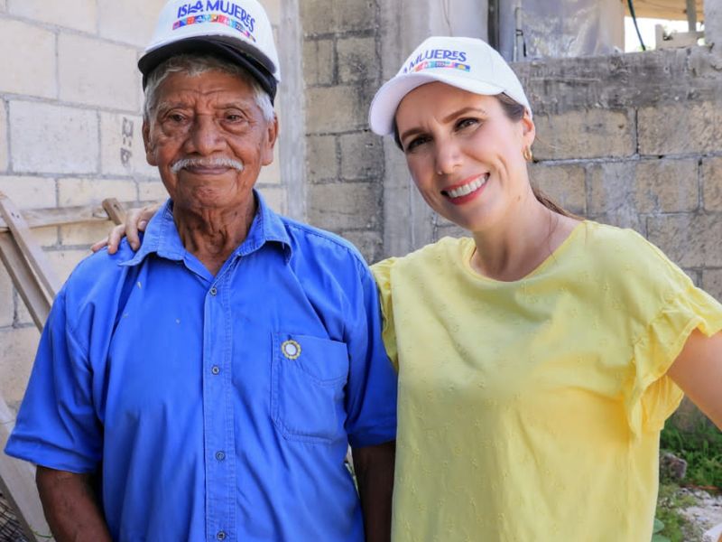 Atenea Gómez felicita y reconoce a los padres de Isla Mujeres