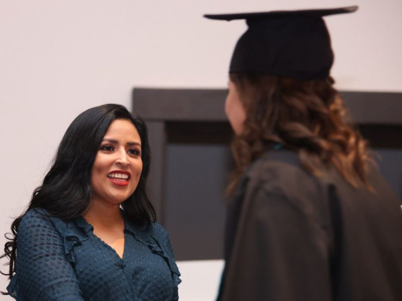 Blanca Merari llega a la graduación, como invitada de honor, del Cobach de Puerto Morelos