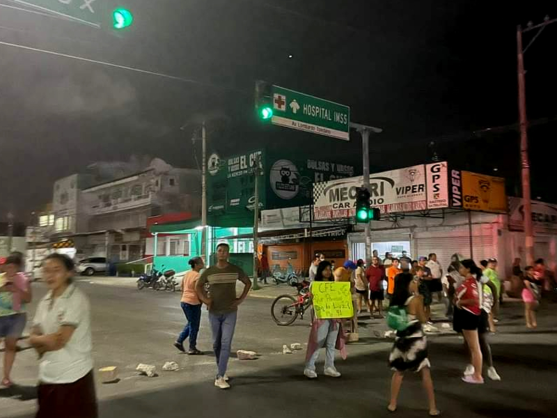 Ante las altas temperaturas que han azotado a la ciudad y luegode tener que pasar más de tres noches en vela sin energía eléctrica, vecinos de diferentes supermanzanas, en especial los de la 91 y 73, bloquearon parte de la avenida José López Portillo en este municipio.