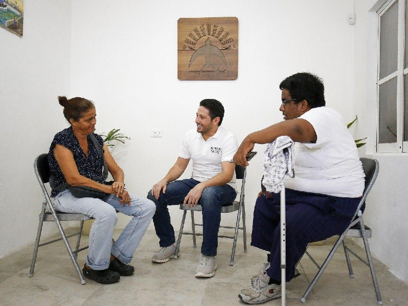 Fiel a su compromiso, Renán Sánchez se mantiene cercano a cozumeleños