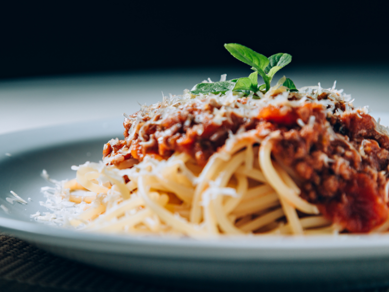La historia y receta para un delicioso spaghetti a la boloñesa