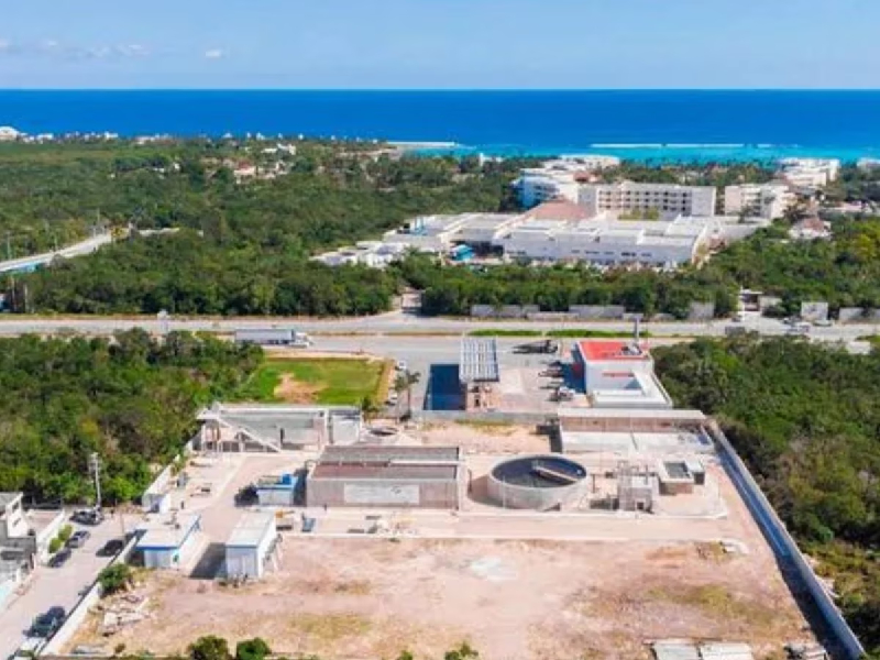 Alistan descarga de cemento para aeropuerto de Tulum