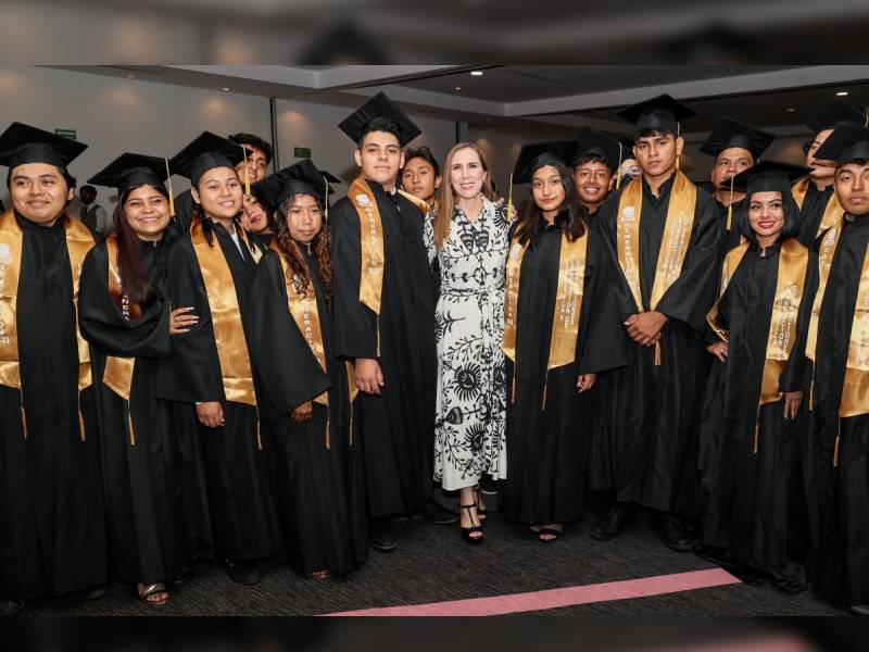 Atenea Gómez, madrina de la generación de egresados del Colegio de Bachilleres