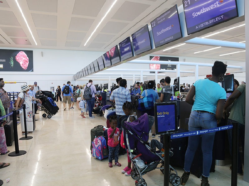 Mantiene el aeropuerto de Cancún vuelos arriba de los 500 diarios