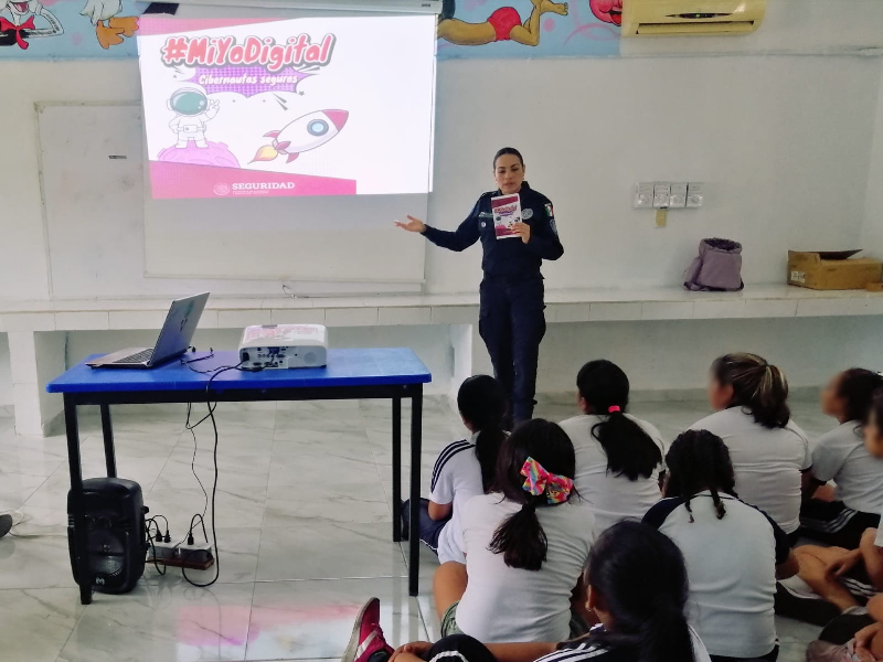 Alerta a estudiantes sobre el acoso cibernético