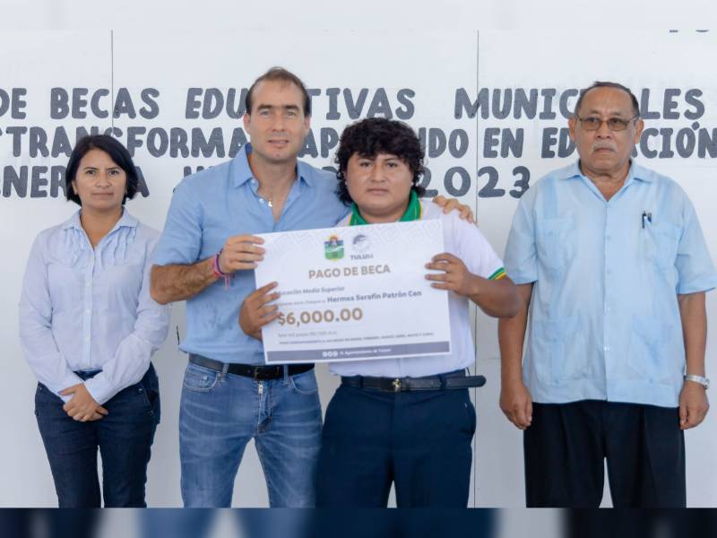 Cumple Diego Castañón con la entrega de Becas Educativas Municipales