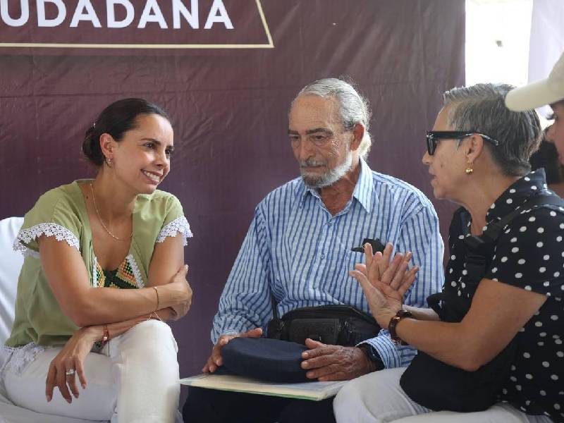 Lleva Ana Paty trámites y servicios a Puerto Juárez 