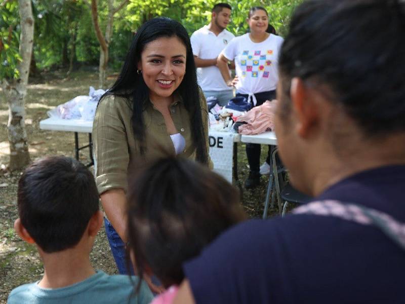 Lleva Blanca Merari brigada de servicios a comunidades en la zona agrícola 