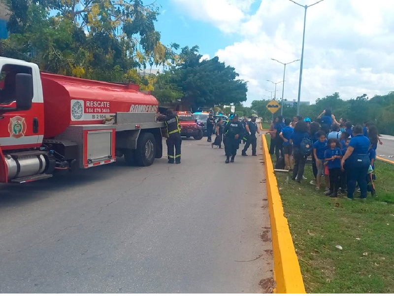 Escuela de Playa del Carmen se incendia, controlan a tiempo el fuego