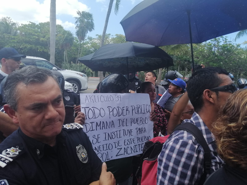 Marchan vecinos de colonias irregulares en la zona hotelera
