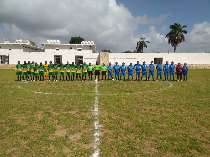 Veteranos del penal juegan contra oficiales de la Marina en prisión de Chetumal