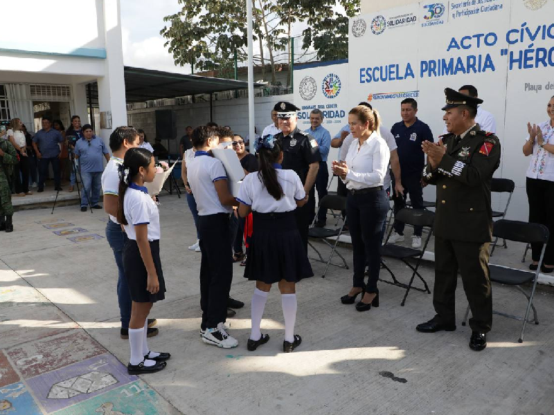 Lili Campos fomenta valores cívicos y patrios
