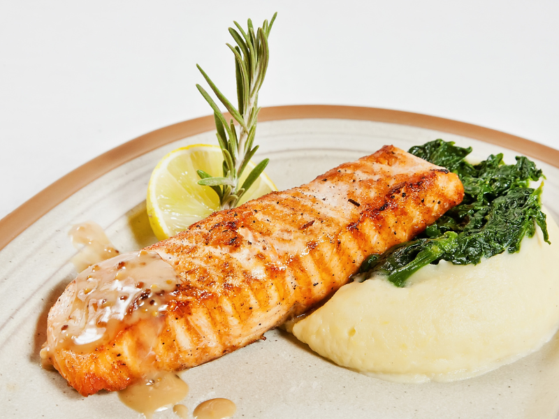 Salmón en Costra de Hierbas con Puré de Coliflor Trufado