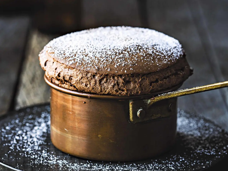 Soufflé de chocolate negro, delicioso capricho culinario que deleita los sentidos