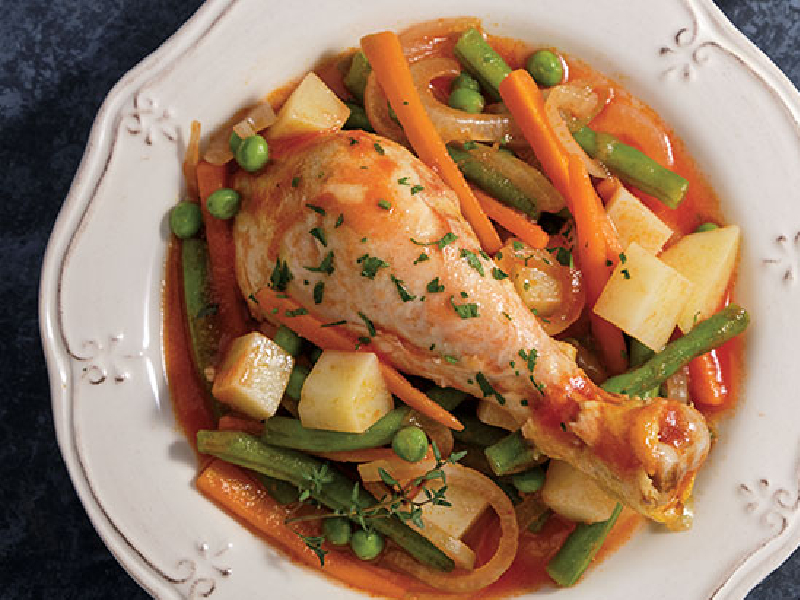 Pollo a la jardinera, un platillo colorido y rico en verduras