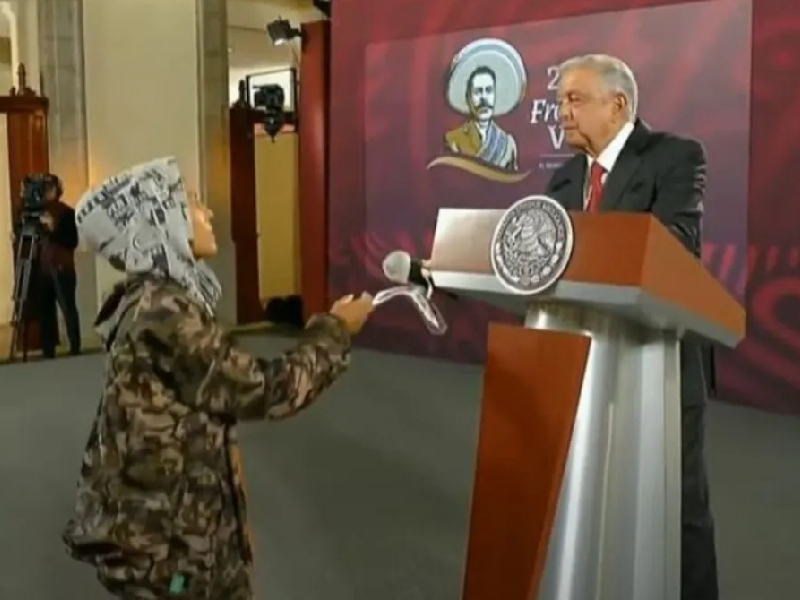 Mujer irrumpe en la “mañanera” entrega denuncia y “Amlito” a AMLO