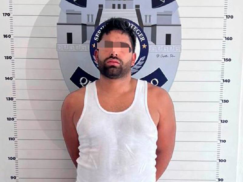 Venezolano lanza basura a la vía pública y arremete contra policías