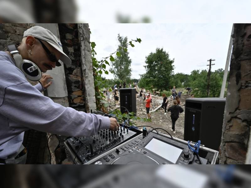 Con música limpian escombros de guerra