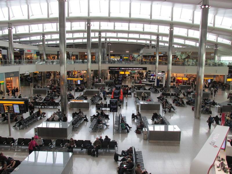 Estudiantes varados en Londres regresan a casa