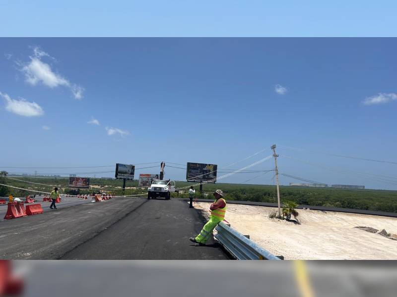 Grúa derriba cables de alta tensión, trafico lento