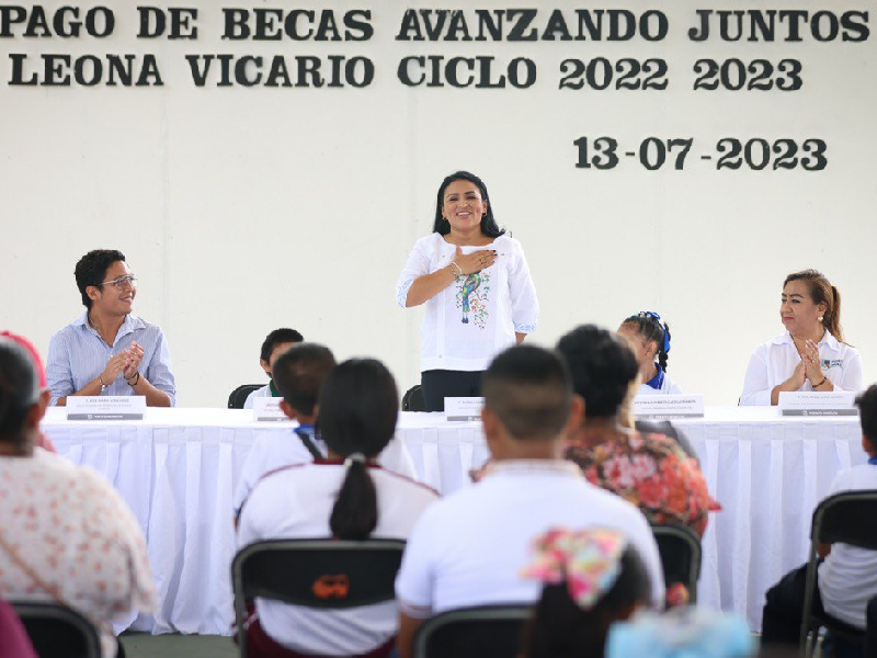 Entrega Blanca Merari becas escolares a estudiantes de la comunidad de Leona Vicario